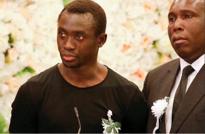 Papiss Cissé, submergé par l'émotion, pleure devant la dépouille de Cheick Tiote en Chine