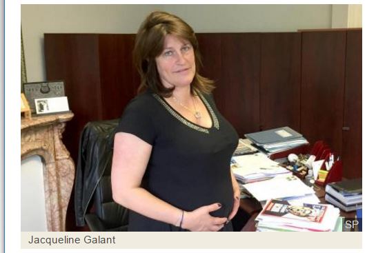 Enceinte, Jacqueline Galant fait parler son bébé sur Facebook: «Ma maman est très calme cette année!»