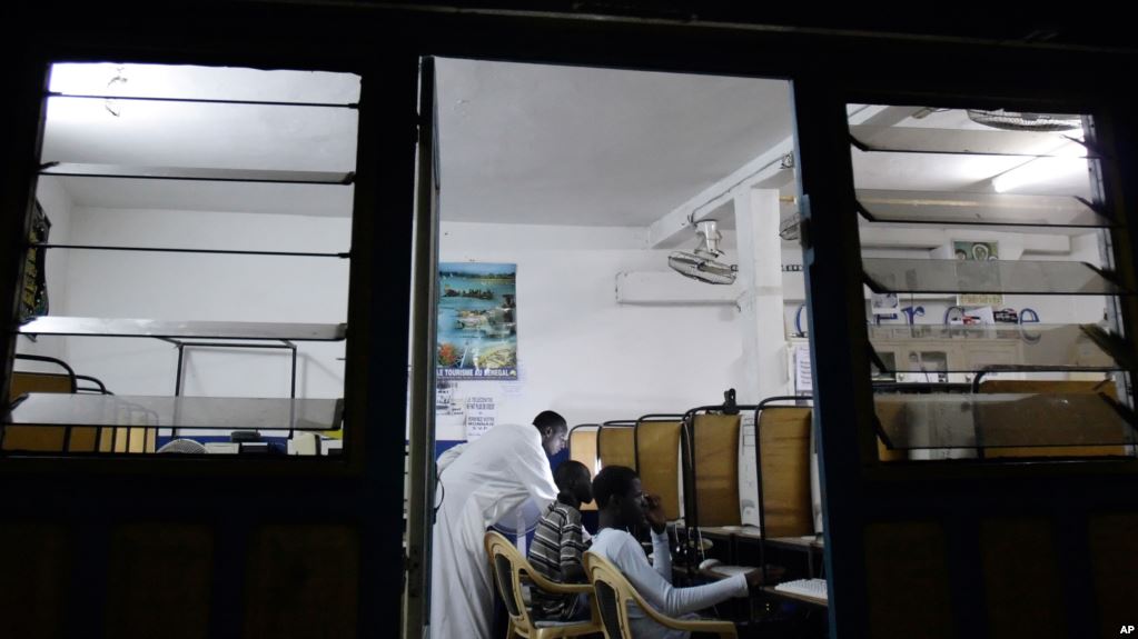 Un cybercafé à Dakar, Sénégal, le 10 août 2006.