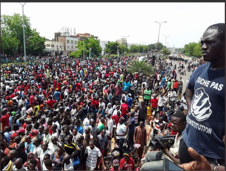 Mali, les images de la marche pacifique de la plateforme "An tê A Banna" samedi, pour dire #TouchePasAMaConstitution #Grin223