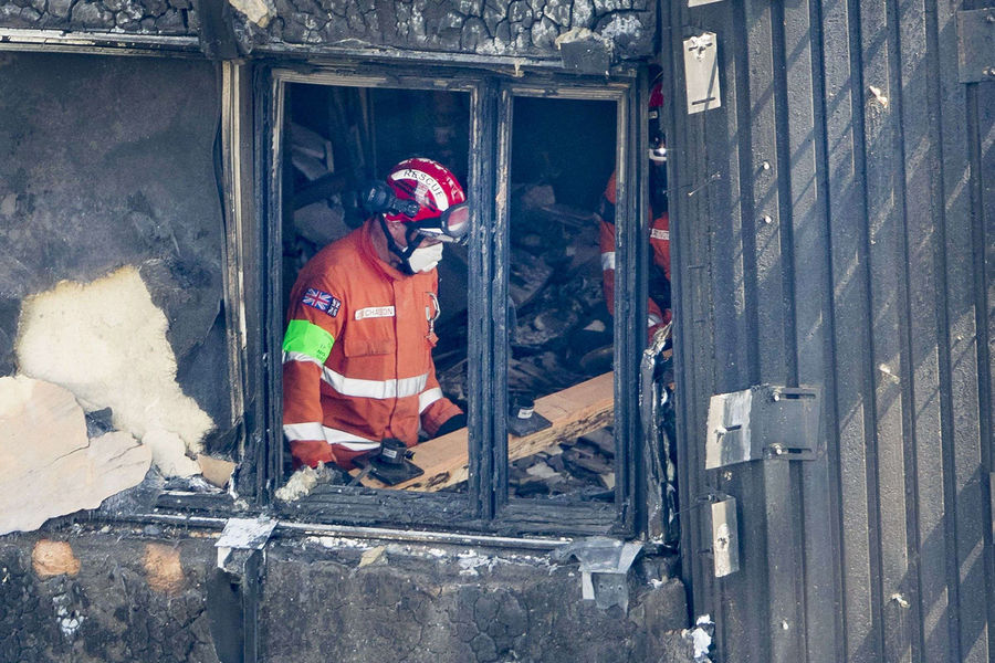 A l’intérieur de la tour Grenfell de Londres, la dévastation