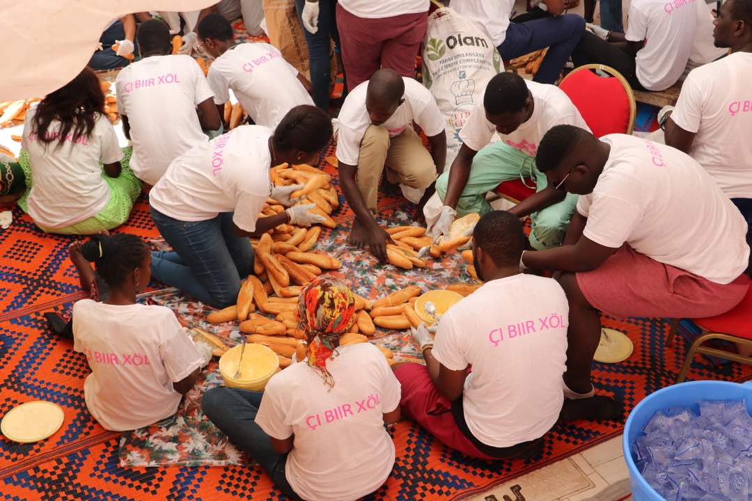 20 photos : la distribution de ndogou par l'association CI BIIR XöL, la Jeunesse de la Téranga dakaroise