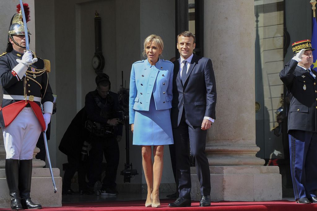 Panique à l'Elysée: un homme s'en prend à Emmanuel Macron dans la cour !
