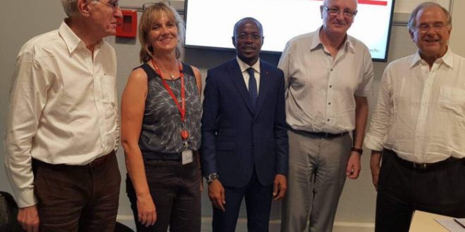 Abdou Mbow sort de sa soutenance à Sciences Po de Paris avec une mention "Très Bien" (photos)