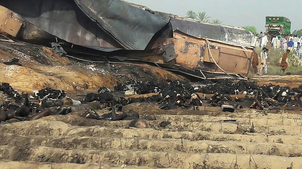 PAKISTAN: Un terrible accident de la route fait plus de 150 morts et encore plus de blessés 