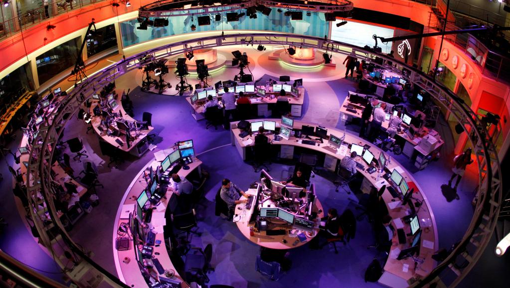 La «newsroom» d'al-Jazira en anglais, au siège du groupe à Doha, au Qatar