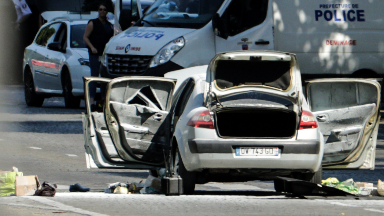 Champs-Elysées: l'assaillant avait écrit à des médias, à l'Elysée et à Matignon