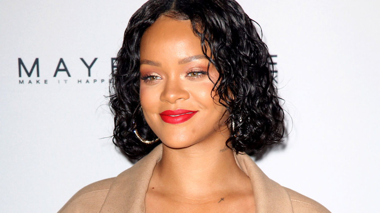 Les vacances de l'amour: Rihanna,TRÈS proche d'un beau brun, la chan­teuse ne serait plus céli­ba­taire