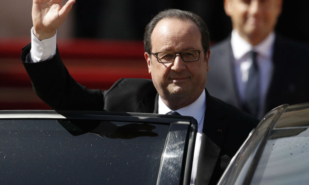 Visite surprise de François Hollande dans un collège de l'Essonne pour une remise de prix