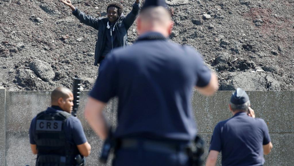 A Calais, les migrants et les associations face aux intimidations de la police