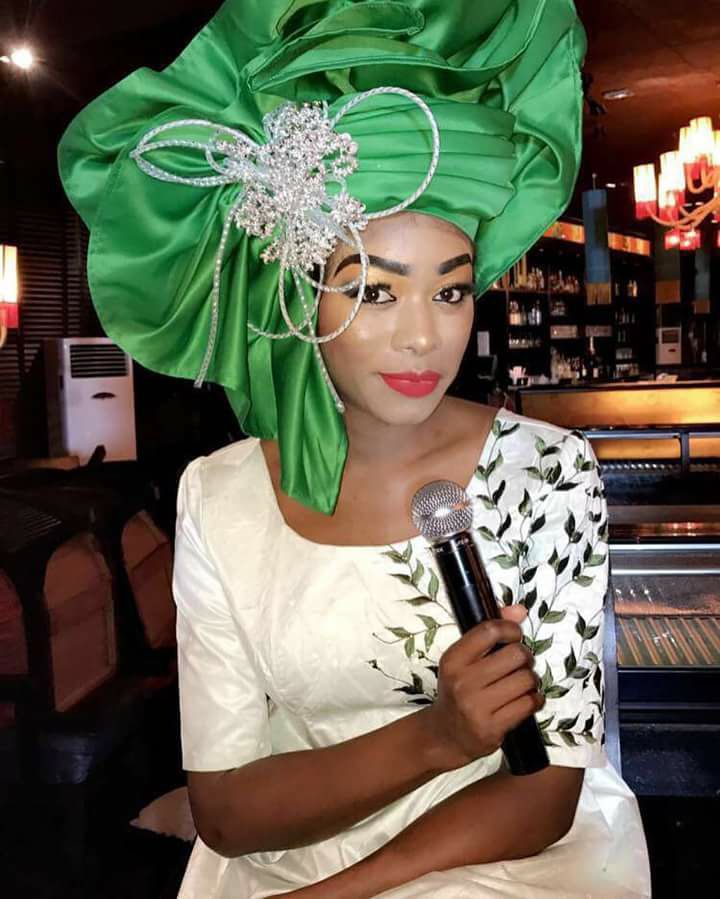 Bijou Ndiaye de la TFM en mode foulard 