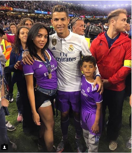 L'attaquant du Real Madrid Cristiano Ronaldo a annoncé la naissance de jumeaux.