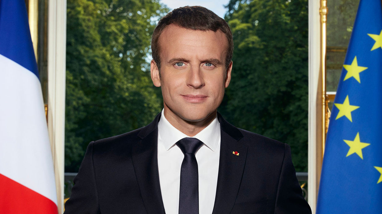 Emma­nuel Macron : les coulisses du shoo­ting de sa photo offi­cielle de président de la Répu­blique