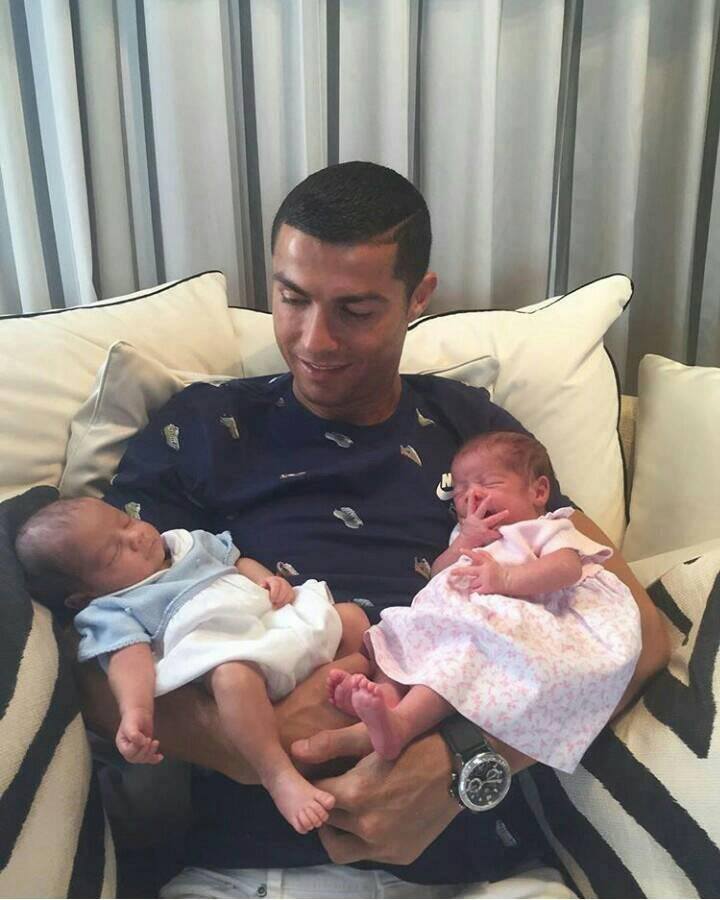 Trop mignon ! Cristiano Ronaldo nous présente ses jumeaux