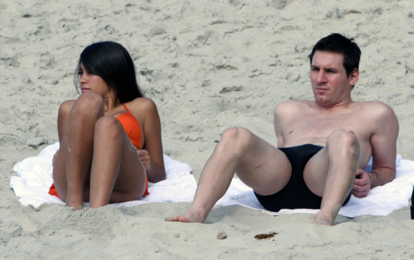 Lionel Messi et Antonella Roccuzzo au soleil sur une plage de Rio de Janeiro (juillet 2010).