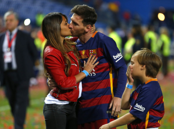 Lionel Messi et sa fiancée Antonella Roccuzzo s'embrassent après un match du Barça en mai 2016.