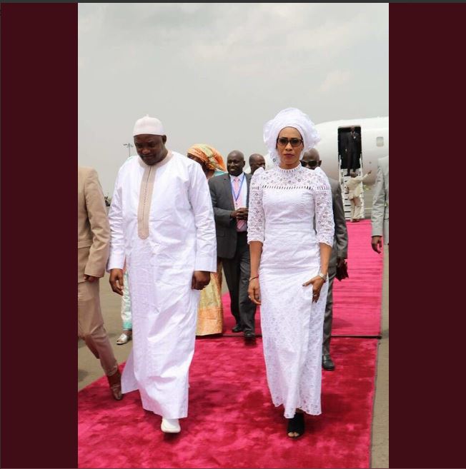 Président Adama Barrow et sa première dame,  élégants en blanc