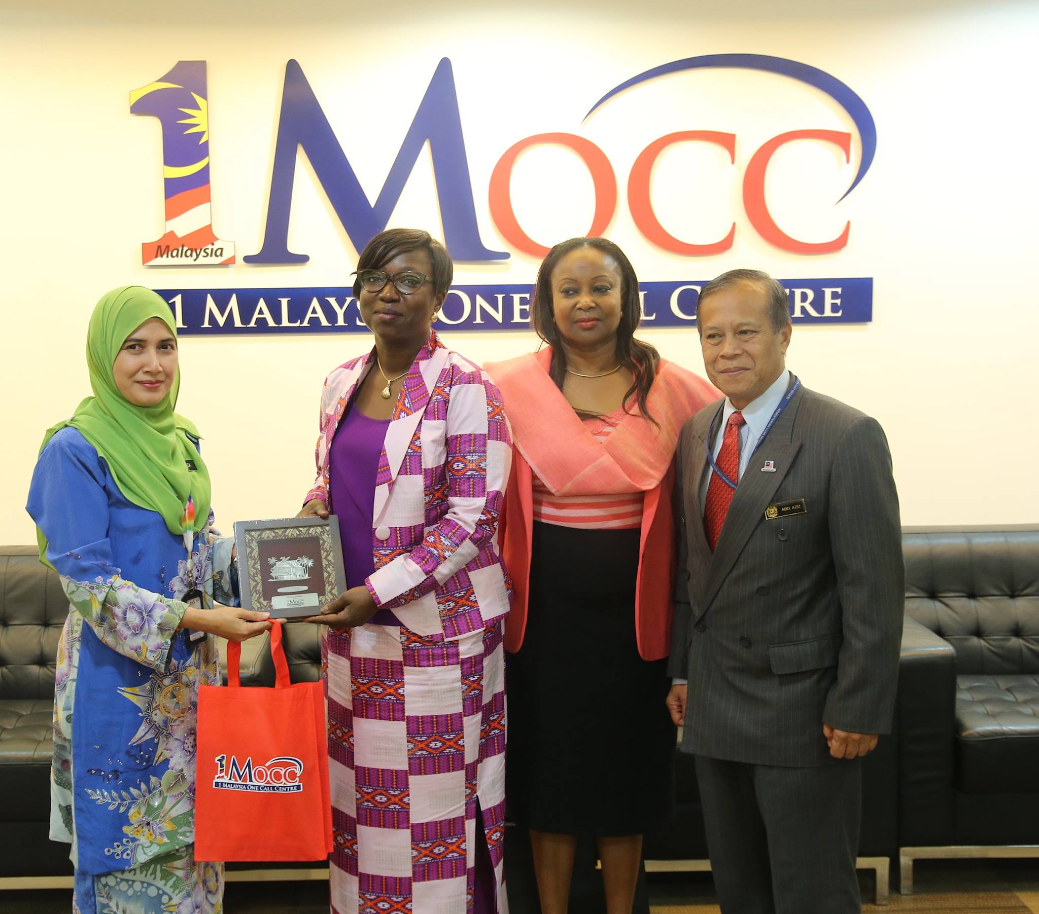 Le ministre de la Fonction Publique, Viviane Bampassy en mission d’études en Malaisie