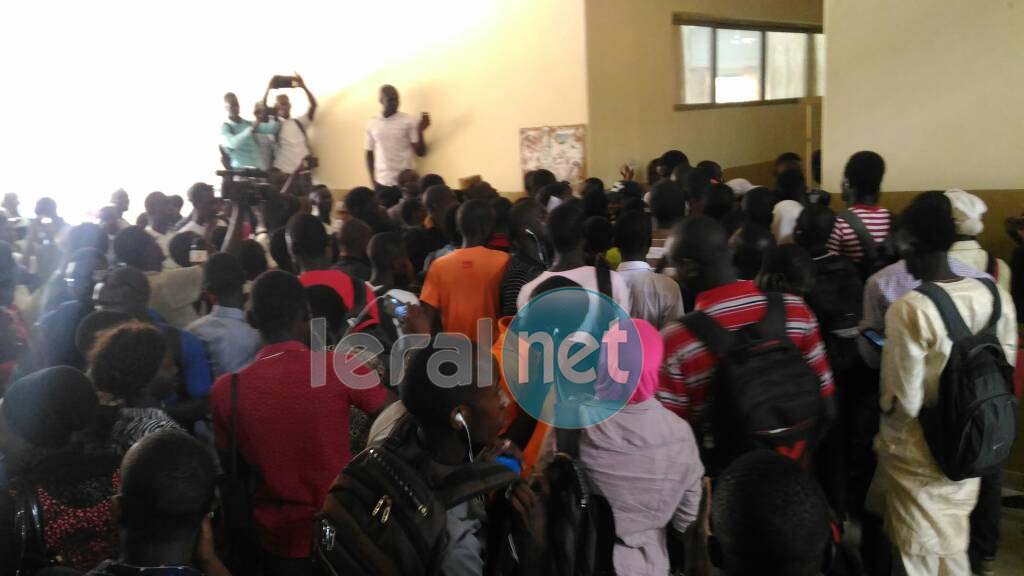 (Photos) Urgent: Les étudiants empêchent Babou Diakham de faire son point de presse et veulent qu'il quitte son poste