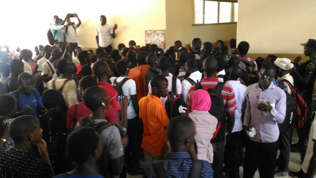 URGENT: Les étudiants empêchent Babou Diakham, directeur de l'Office du Bac, de faire son point de presse et exigent sa démission
