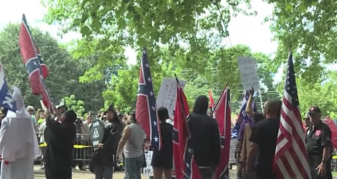 Etats-Unis : des antiracistes font tourner court un rassemblement du Ku Klux Klan