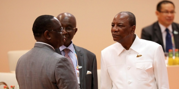 Le président Macky Sall et le chef d'Etat guinéen Alpha Condé, avant le début de la troisième session des travaux du Sommet du G20, le 8 juillet à Hambourg en Allemagne. (Crédits : Reuters)