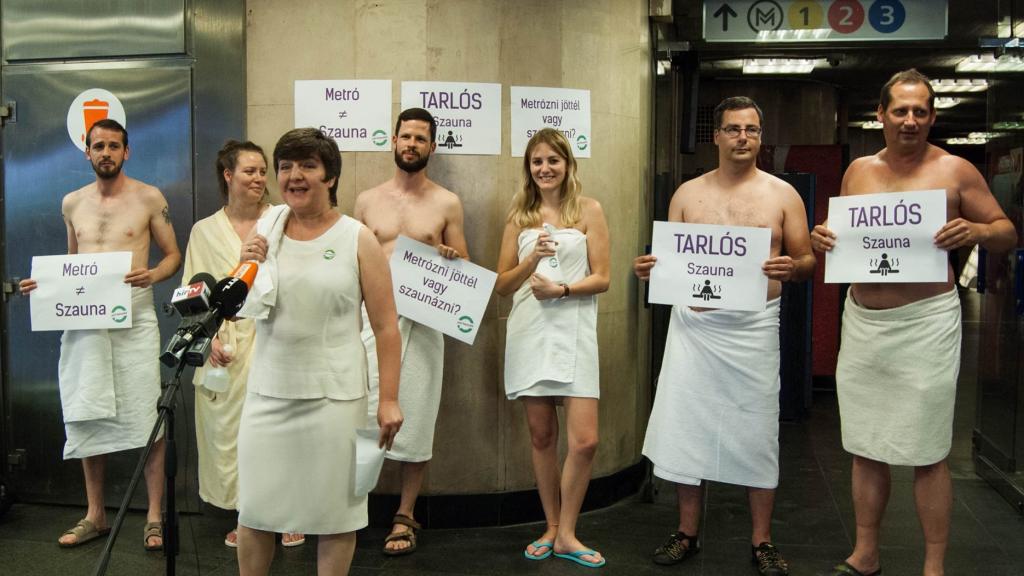 Trop chaud dans le métro de Budapest ? Des Hongrois embarquent en serviette de bain
