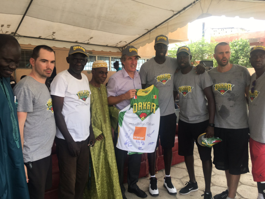 Photos: Malèye Ndoye et l'ensemble de l'Association Dakar Basket Camp, ont remis un maillot à son Excellence, Christophe Bigot