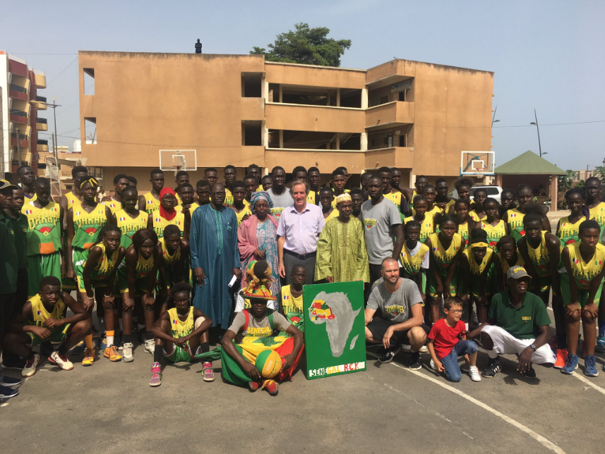 Photos: Malèye Ndoye et l'ensemble de l'Association Dakar Basket Camp, ont remis un maillot à son Excellence, Christophe Bigot