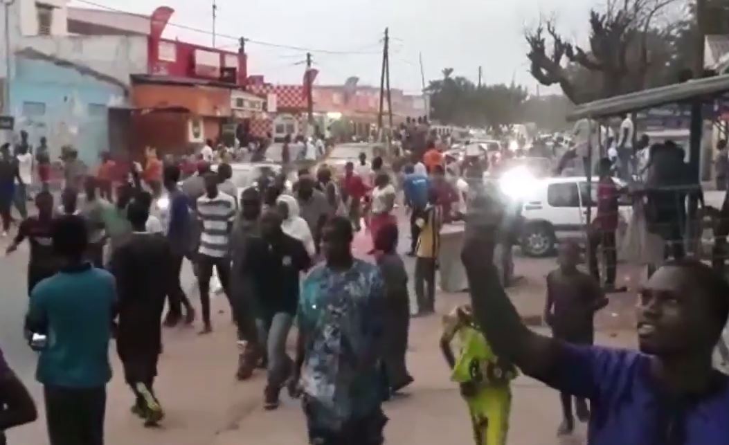 Vidéo : Me Abdoulaye Wade accueilli à Touba tel un khalife – Regardez.