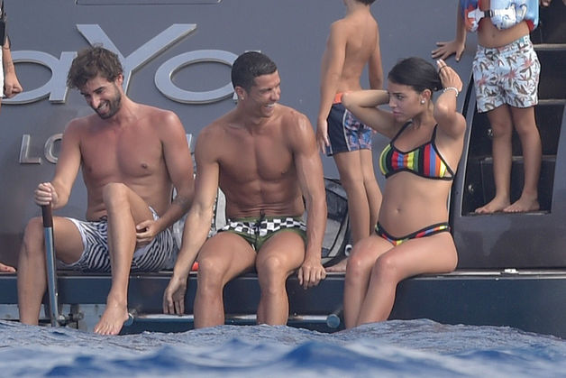 Cristiano Ronaldo : Le ventre de sa girlfriend Georgina Rodriguez s'arrondit à Ibiza...