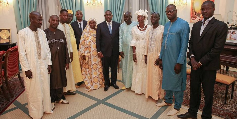 Le maire de Bambey, Gana  Mbaye  et son adjointe Coumba Fall, avec d’autres conseillers  au Palais