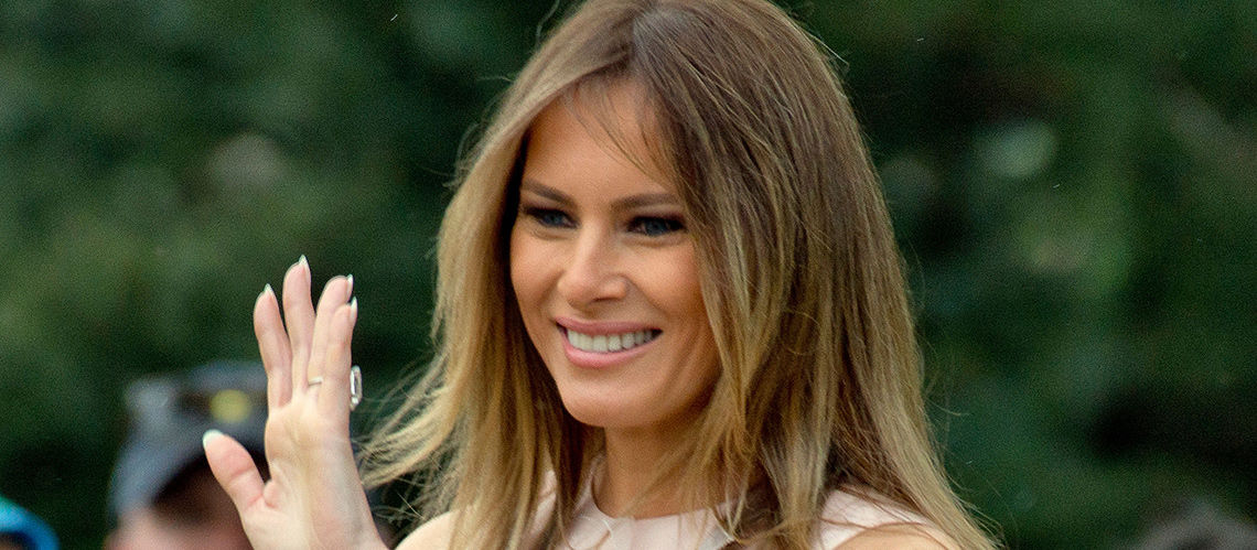 PHOTO – Le styliste de Mela­nia Trump explique sa tenue en hommage à la France pendant son dîner à la Tour Eiffel