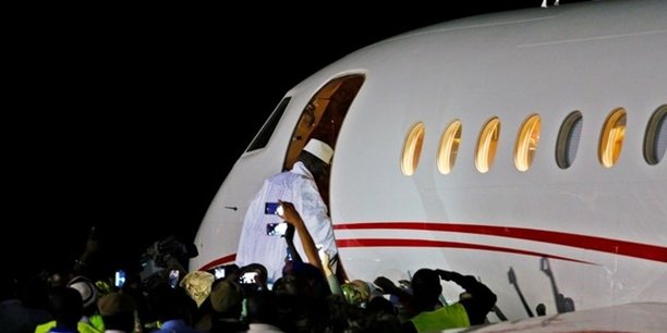 Le 21 janvier 2017, l'ex-président gambien Yahya Jammeh quittait la capitale Banjul à bord d'un avion privé en direction de la Guinée, cédant ainsi le pouvoir à son successeur Adama Barrow élu le 1er décembre 2016/ (Crédits : DR)