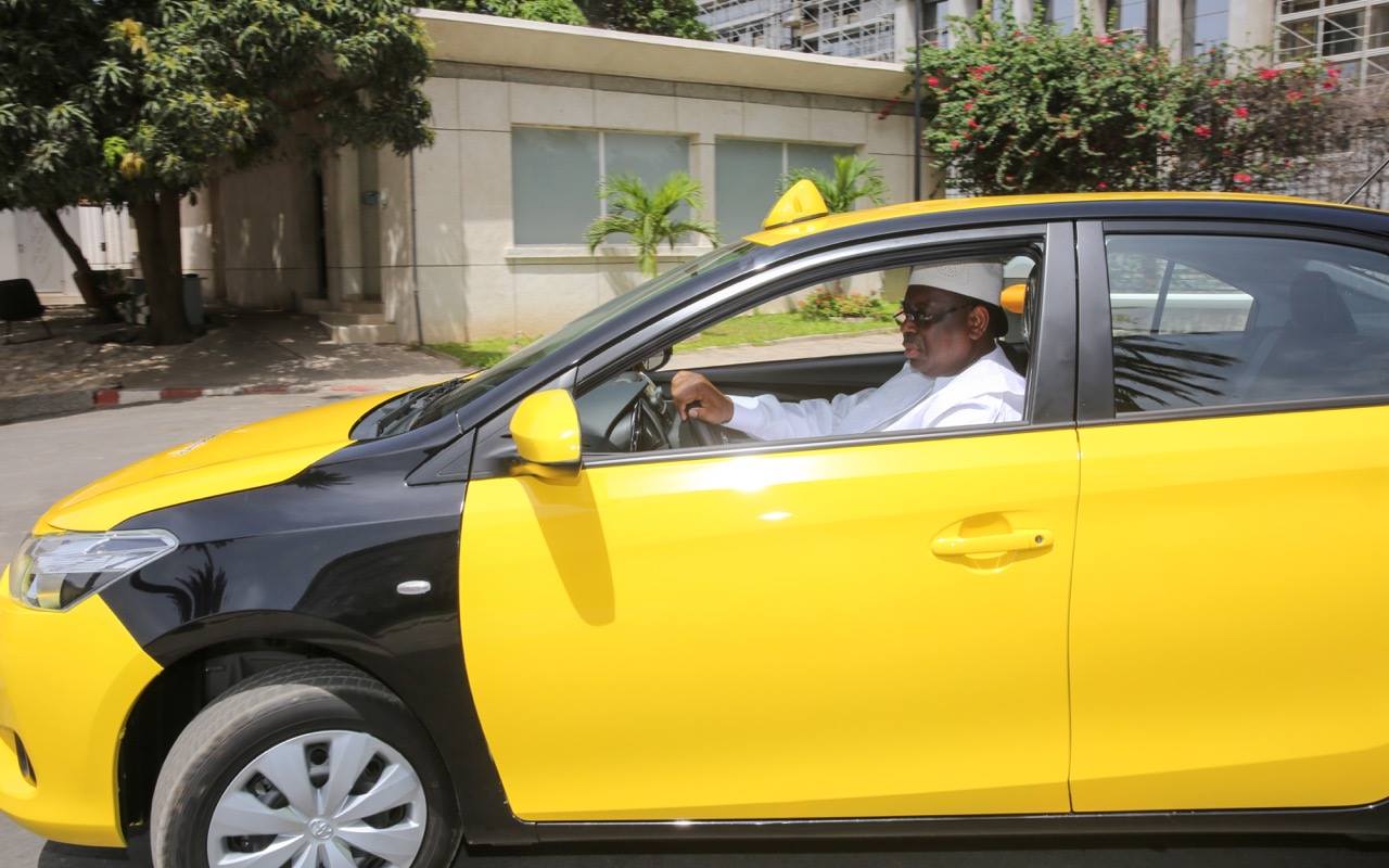 Le Président Macky Sall a réceptionné un lot de taxis (Images)
