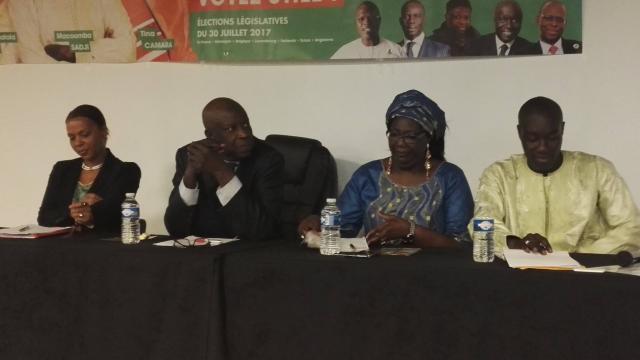 Serigne Mansour Sy Jamil, avec les candidats de MTS Tina Camara (à gauche), Ndèye Satala Diop et Macoumba Sadji (à droite)/Afrique Connection