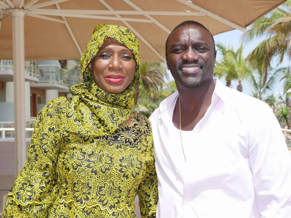 (02 Photos) Akon en toute complicité avec la directrice Ngoné Ndour