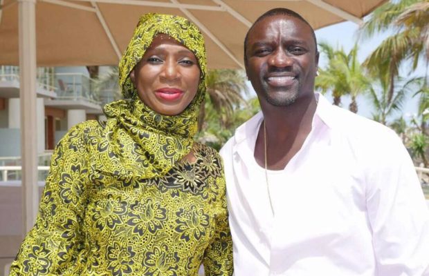 (02 Photos) Akon en toute complicité avec la directrice Ngoné Ndour