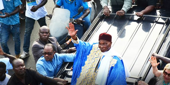 L’ex-chef de l’État Abdoulaye Wade acclamé par la foule à son arrivée à Dakar, le 10 juillet. © Photo VN/EAHOUNOU/AID pour JA