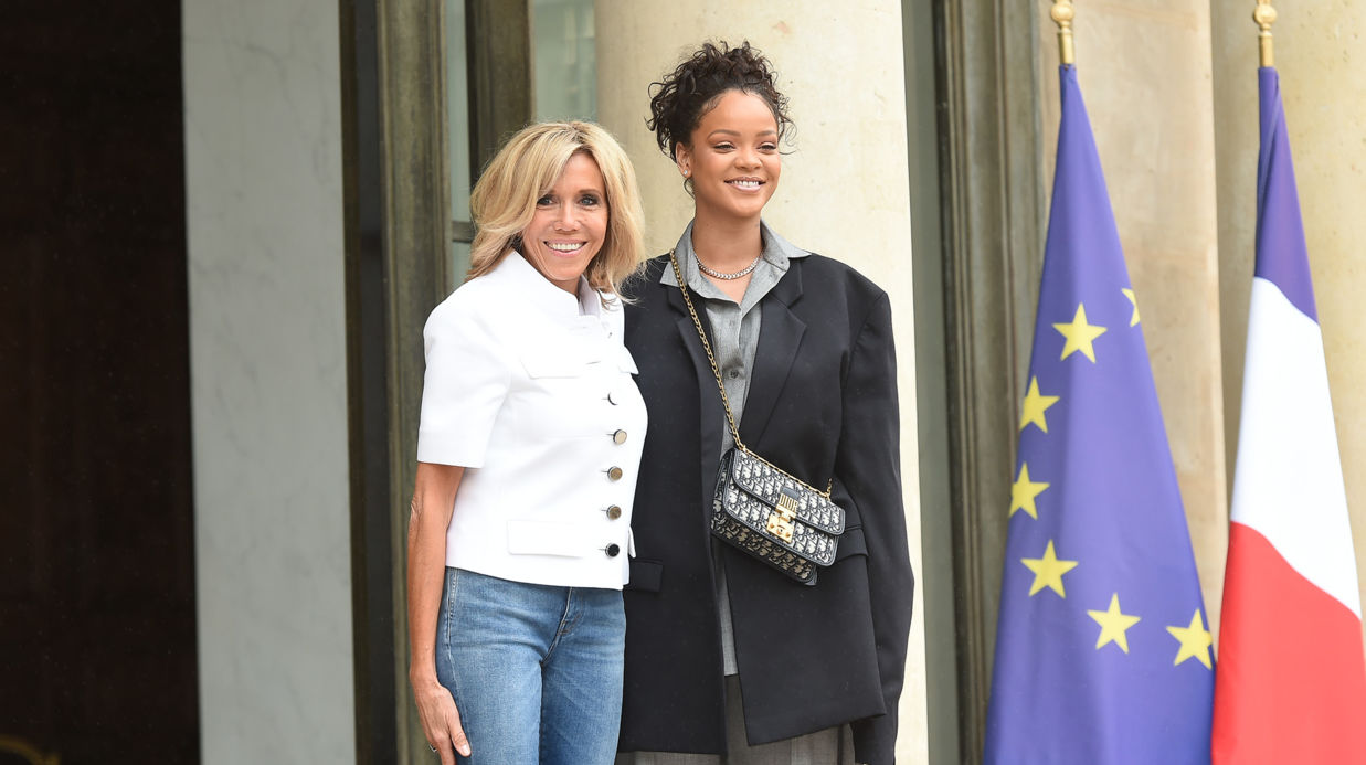 Rihanna accueillie par Brigitte Macron à l'Élysée (Images)