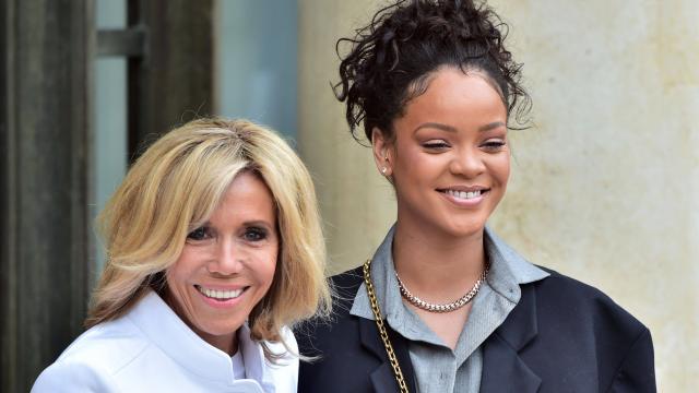 Rihanna accueillie par Brigitte Macron à l'Élysée (Images)