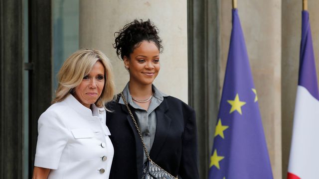 Rihanna accueillie par Brigitte Macron à l'Élysée (Images)