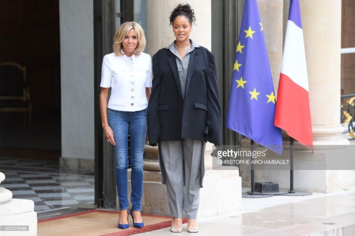 Rihanna accueillie par Brigitte Macron à l'Élysée (Images)