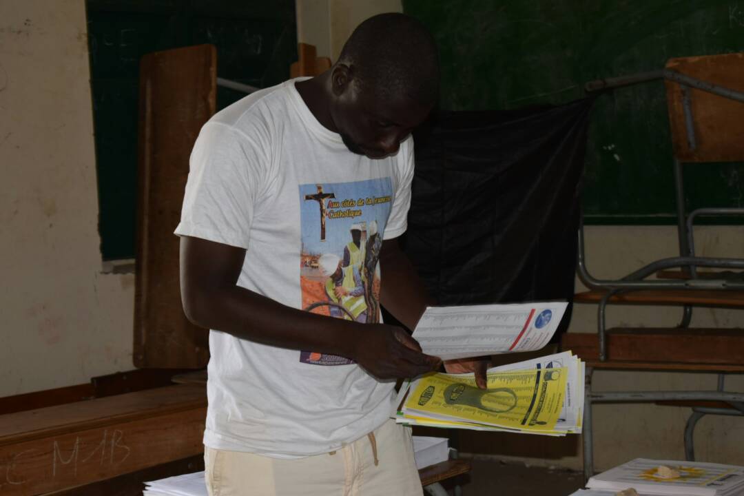 (Photos) Pikine -  Bureau de vote N09  - Entre l’étincelle et le feu?