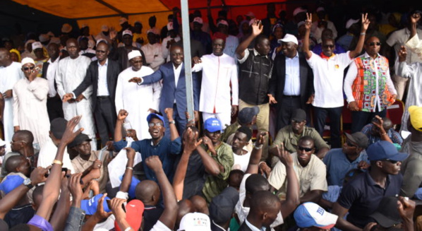 Défaite aux législatives, l’opposition veut renaître autour de Wade