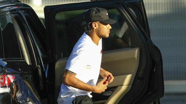 Officiel: L'attaquant brésilien Neymar a signé un contrat de cinq ans avec le PSG