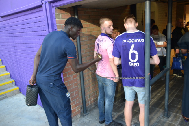 (Photos et Vidéo) : Viviane Chidid et le Djolof band au Stade d'Anderlech pour supporter Kara Mbodj...