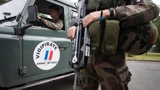 France : un véhicule fonce sur des militaires, chasse à l'homme dans Paris