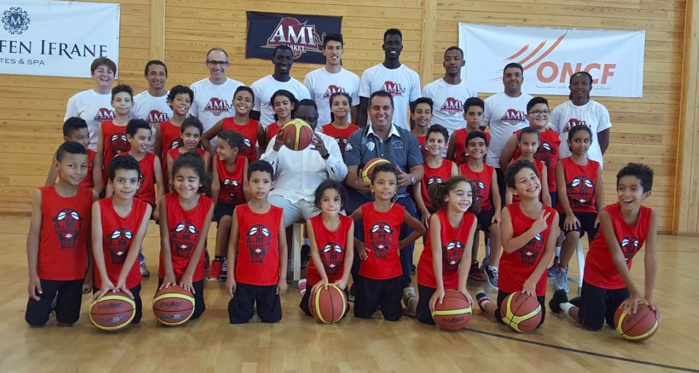 Images: Le Président Macky Sall a rendu visite ce mercredi soir à l’équipe de Basket Benjamines d’Ifrane au Maroc