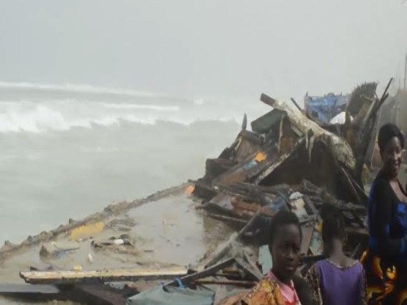 Saint-Louis : La mer se déchaîne et fait tomber le mur de protection et plusieurs maisons